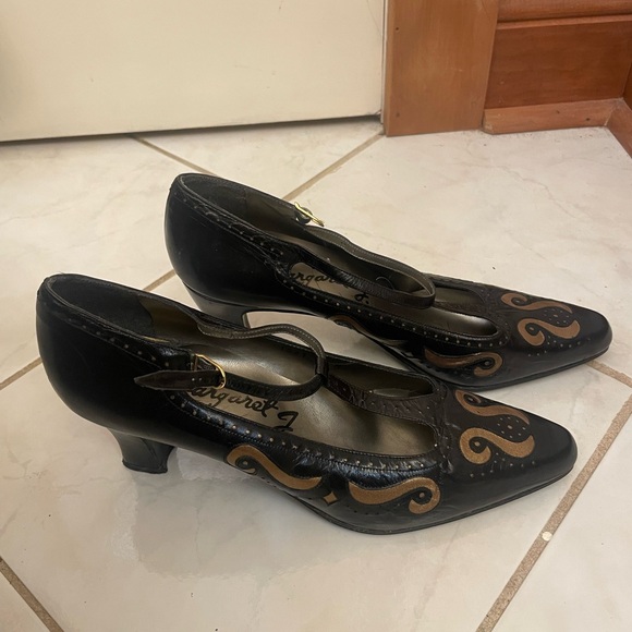 Beautiful Margaret J. Vintage Heels - Picture 3 of 4